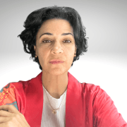 Retrato de María Perdomo, de cabello corto y chaqueta roja sobre fondo blanco; quiere conocer Tarahumara en Galipán