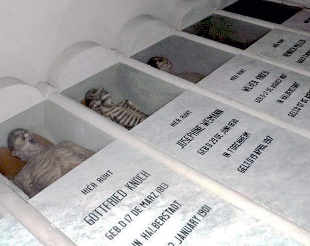 Nichos abiertos con lápidas de mármol y nombres en alemán, en el mausoleo del doctor Knoch, Galipán