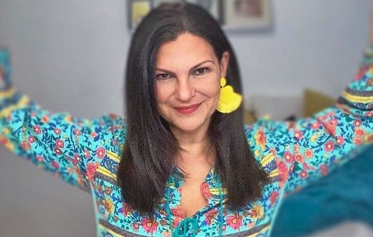 Indira Páez sonríe en primer plano; celebró el cumpleaños de Frank Quintero en Posada Tarahumara, Galipán