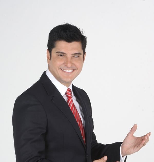 Leonardo Villalobos, de traje negro y corbata a rayas rojas, en un retrato de estudio; visitó Tarahumara en Galipán