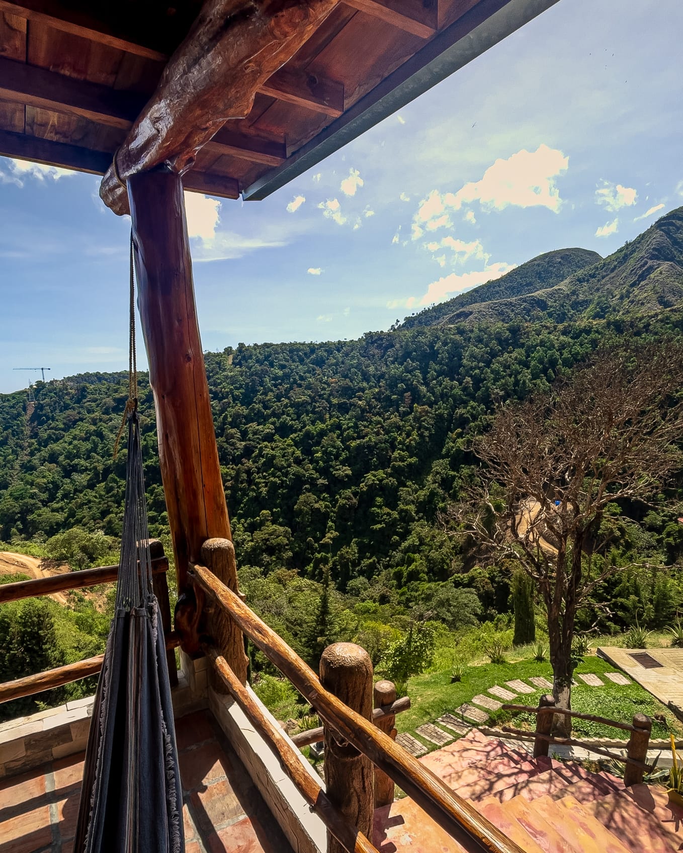 Panorámica de los cerros de Galipán desde el balcón, con el jardín escalonado allá abajo
