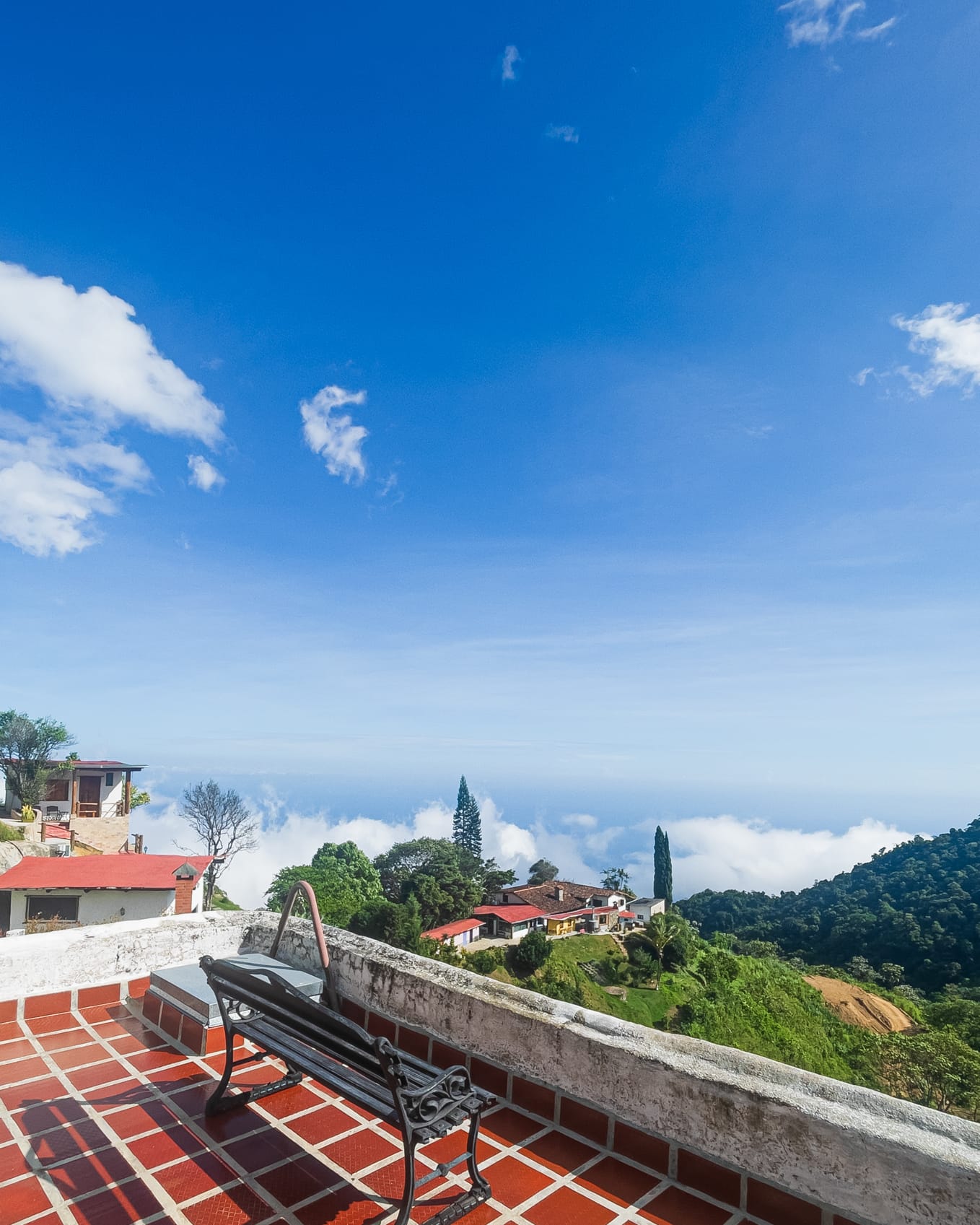 Desde la terraza se ven los techos rojos de Galipán y el mar de nubes sobre el Caribe