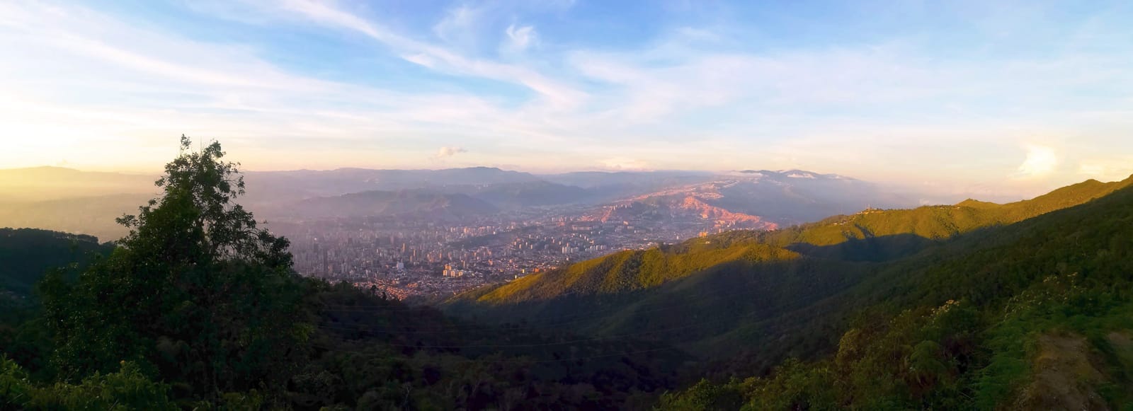 Vista panorámica del valle de Caracas al atardecer desde las lomas verdes de Galipán, en El Ávila.