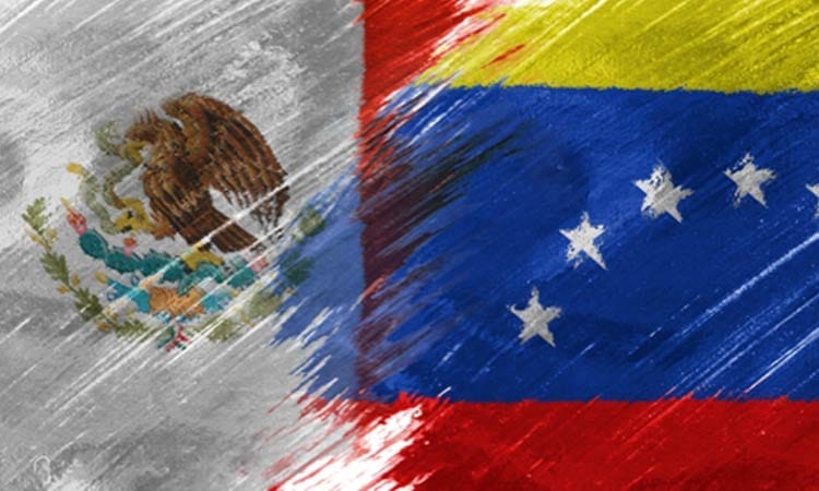Banderas de México y Venezuela pintadas a brochazos y unidas, el origen de la cocina de Posada Tarahumara