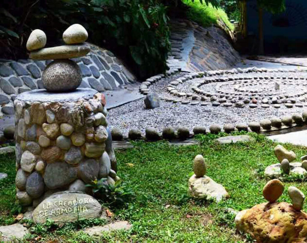 Esculturas de piedras marinas en el Museo Ecológico Las Piedras Marinas Soñadoras en Galipán