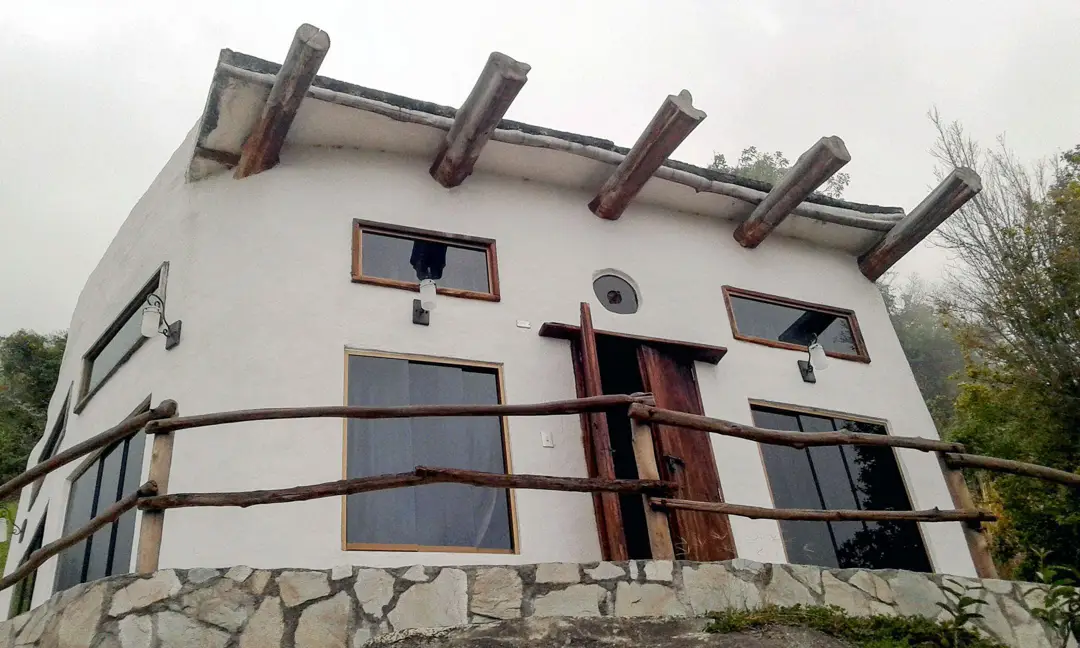 Cabaña Luna con terraza y ventanas panorámicas en Posada Tarahumara