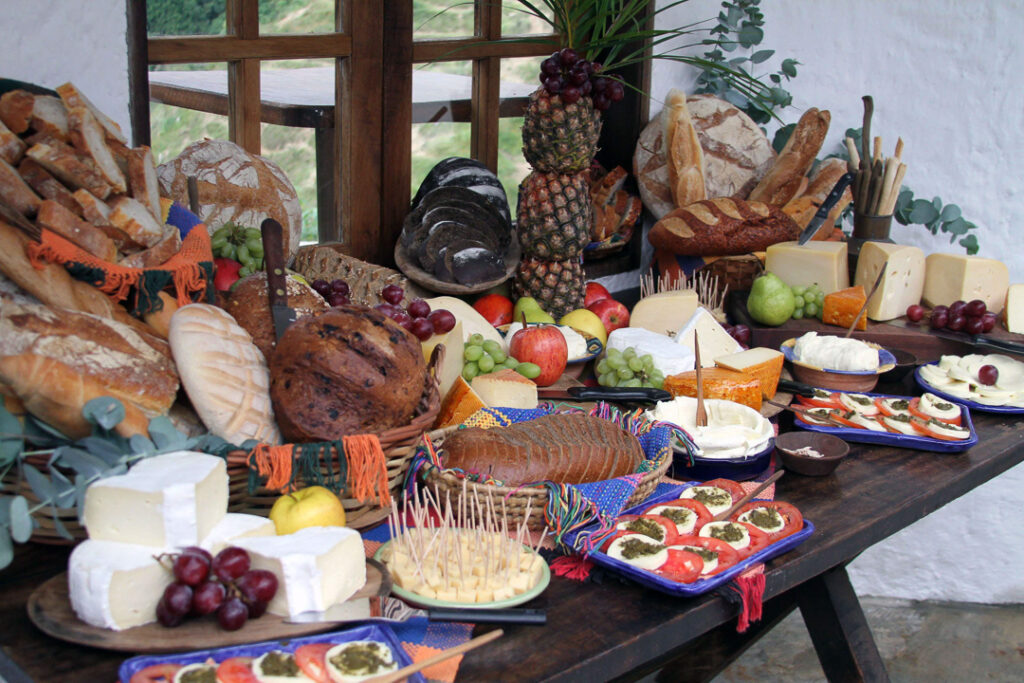 Restaurante Tarahumara en Galipán: sabor, vista y experiencias para recordar Boutique lodge en Galipán, Venezuela – Cabañas con vista al Caribe, gastronomía mexicana y naturaleza. Cerca de Caracas y del aeropuerto internacional. Plato servido en Restaurante Tarahumara con vista a la montaña