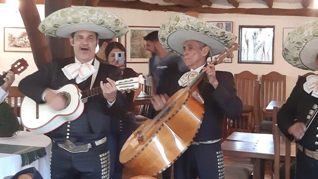 Mariachis en escapada temática en Posada Tarahumara