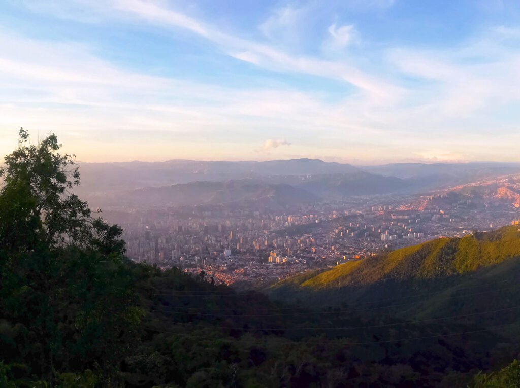 Vista desde el Mirador Vista Caracas en Galipán, con la ciudad al fondo y vegetación de montaña