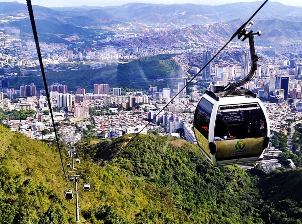 Estación del teleférico Warairarepano vista desde Galipán en día despejado