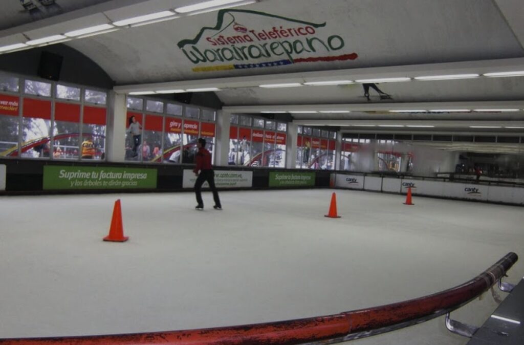 Personas patinando en la pista de hielo del Hotel Humboldt con vista panorámica de Caracas